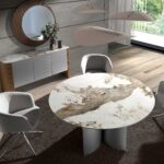 Tavolo da pranzo rotondo in marmo porcellanato, noce e legno argentato