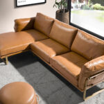 Linkes Chaiselongue-Sofa in Leder camel