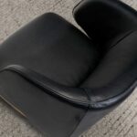 Черное кожаное кресло