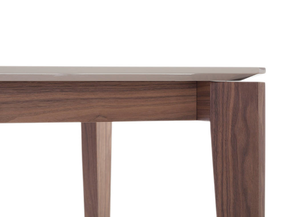 Mesa de comedor fabricada en madera de nogal - Angel Cerdá, S.L.